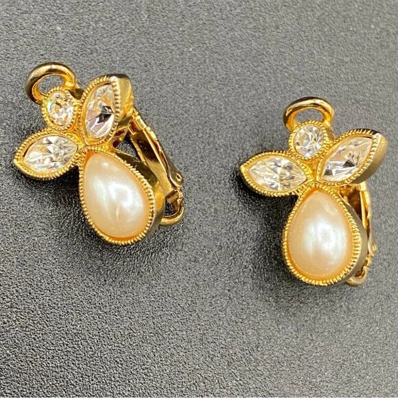 Avon Vintage Angel Pearl and Gold Tone Clip On Earrings - Picture 10 of 11